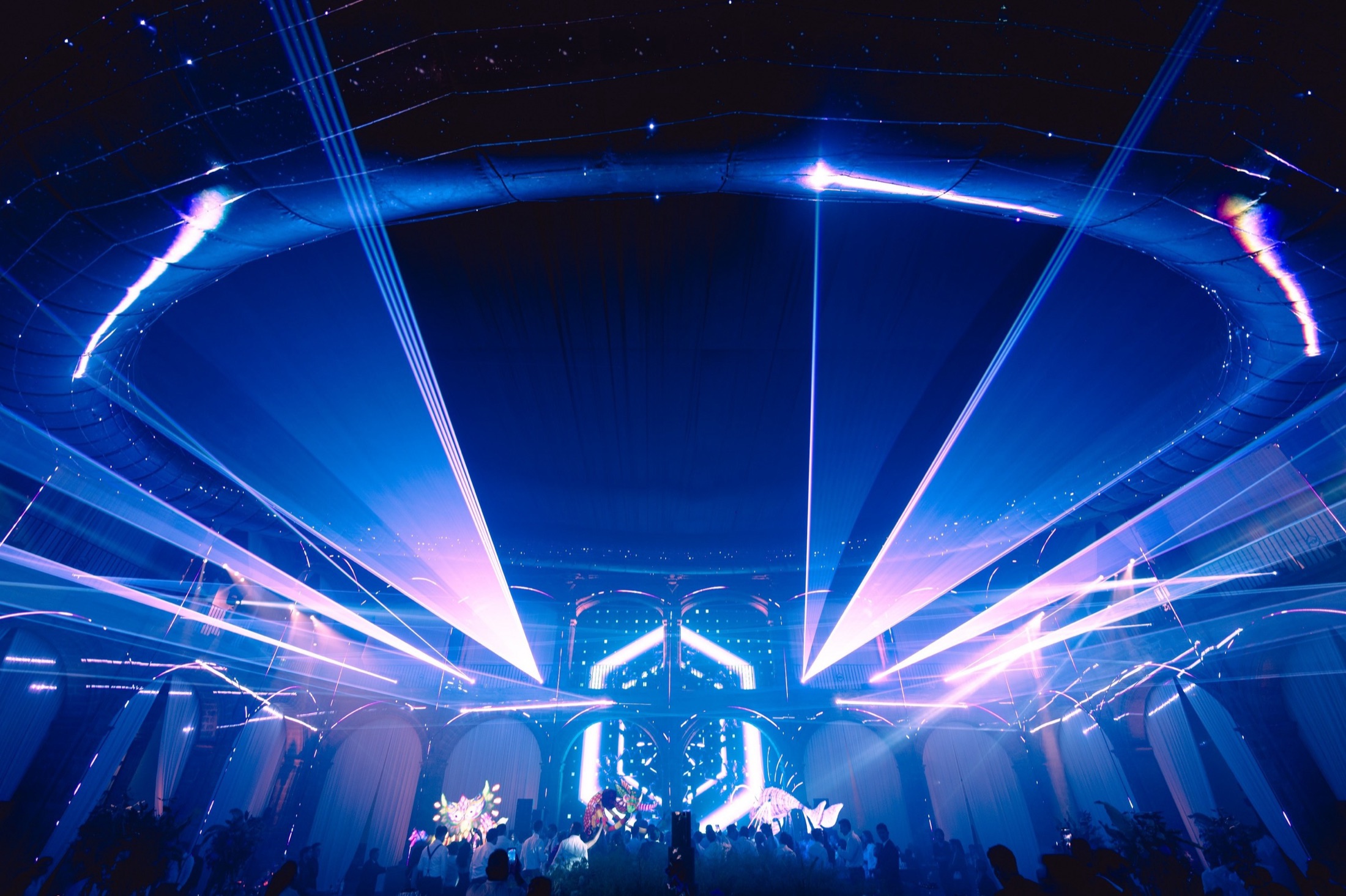Blue light installation with converging beams